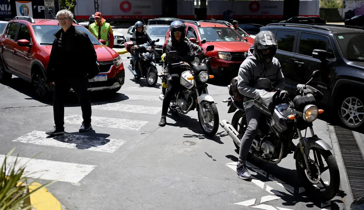 Banyak SPBU yang tutup, sementara yang lainnya memiliki antrean panjang. (Luis ROBAYO / AFP)