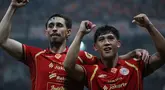 Selebrasi gol Eksel Runtukahu (kanan) bersama Gustavo Franca dalam laga persahabatan Persija Jakarta melawan yang diselenggarakan di markas kebanggaan Macan Kemayoran, Jakarta International Stadium (JIS), Sabtu (26/7/2025). (Bola.com/Abdul Aziz)