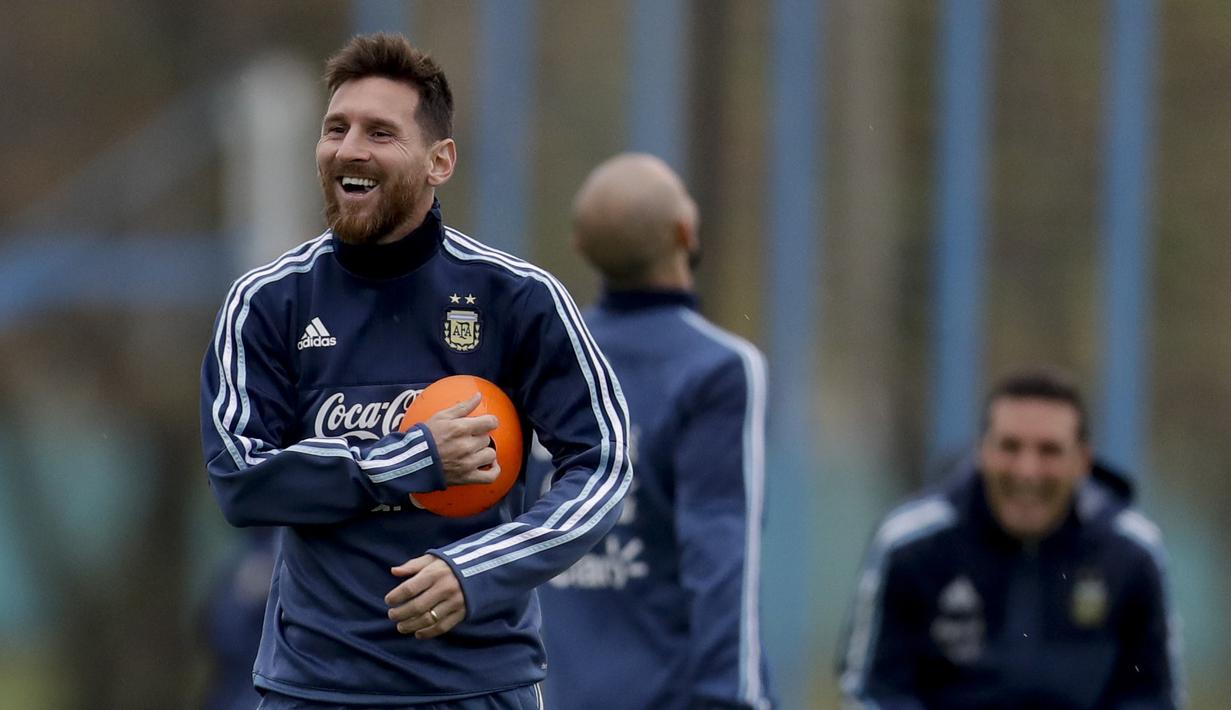 Pemain Argentina, Lionel Messi tersenyum saat mengikuti sesi latihan jelang melawan Venezuela pada kualifikasi Piala Dunia 2018 di Buenos Aires, Argentina, (3/9/2017). (AP/Natacha Pisarenko)