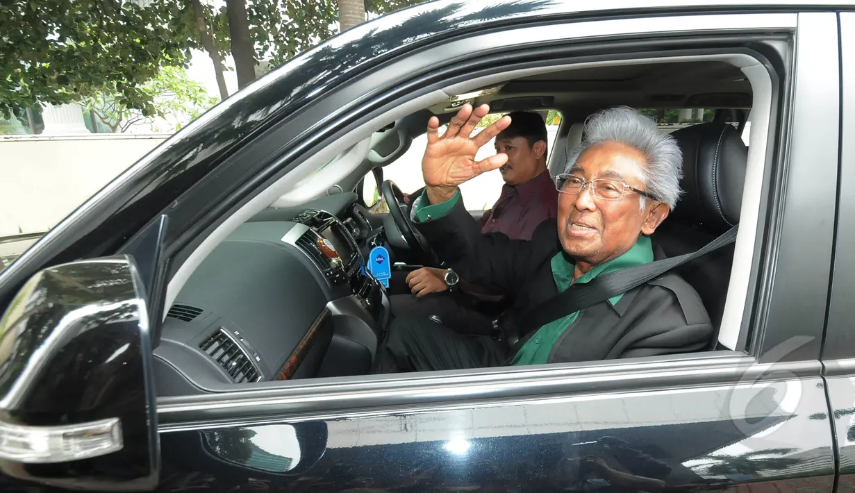 Adnan Buyung Nasution melambaikan tangan saat akan meninggalkan gedung KPK, Jakarta, Jumat (6/3/2015). Adnan mengungkapkan kliennya Anas Urbaningrum akan melakukan kasasi ke Mahkamah Agung atas vonis yang diterimanya. (Liputan6.com/Herman Zakharia)
