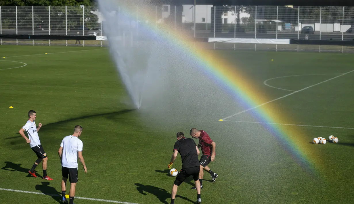 Para pemain Bayer Leverkusen saat memimpin sesi latihan jelang laga Liga Europa di Leverkusen, Jerman, Selasa (4/8/2020). Bayer Leverkusen akan berhadapan dengan Glasgow Rangers. (Photo by SASCHA SCHUERMANN / various sources / AFP)