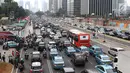 Pemandangan kemacetan kendaraan di Jalan Sudirman, Senayan, Jakarta, Minggu (2/9). Tingginya antusiasme warga yang ingin menonton penutupan Asian Games 2018 menyebabkan kawasan Senayan dipadati kendaraan. (Liputan6.com/Immanuel Antonius)