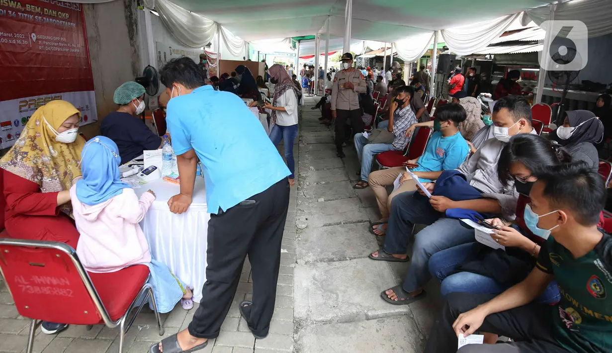 Warga menunggu saat pelaksanaan vaksinasi COVID-19 di kawasan Pancoran, Jakarta (29/3/2022). Pemprov DKI Jakarta akan meningkatkan sentra vaksinasi jelang Ramadhan, hal itu dilakukan untuk meningkatkan percepatan vaksinasi booster sebagai syarat mudik 2022.(Liputan6.com/Herman Zakharia)