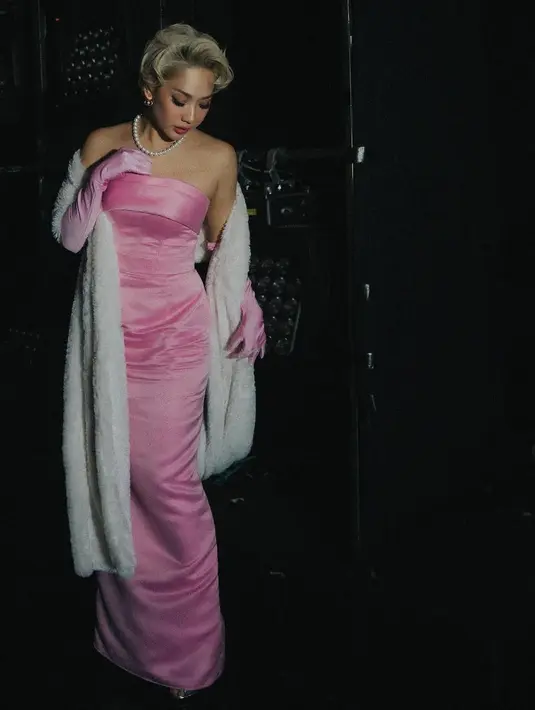 Memadukan tampilan, BCL kenakan outer berbulu putih dan hand gloves warna pink [@itsmebcl]