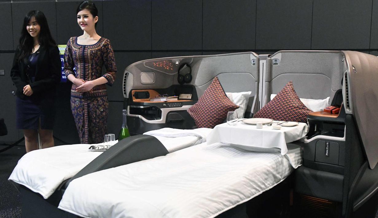 Pramugari berdiri di kabin business class milik maskapai Singapore Airlines saat peluncuran kabin terbaru di Singapura, Kamis (2/11). Berbagai fasilitas mewah dihadirkan di kabin pesawat tersebut. (AFP Photo/Roslan Rahman)