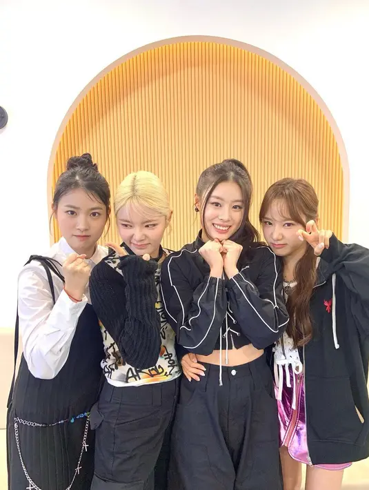 Lagu tersebut rupanya merupakan lagu debut dari grup bernama Fifty Fifty. Tak ada yang menyangka, lagu pertama mereka bakal meledak di dunia maya. [Instagram @we_fiftyfifty]