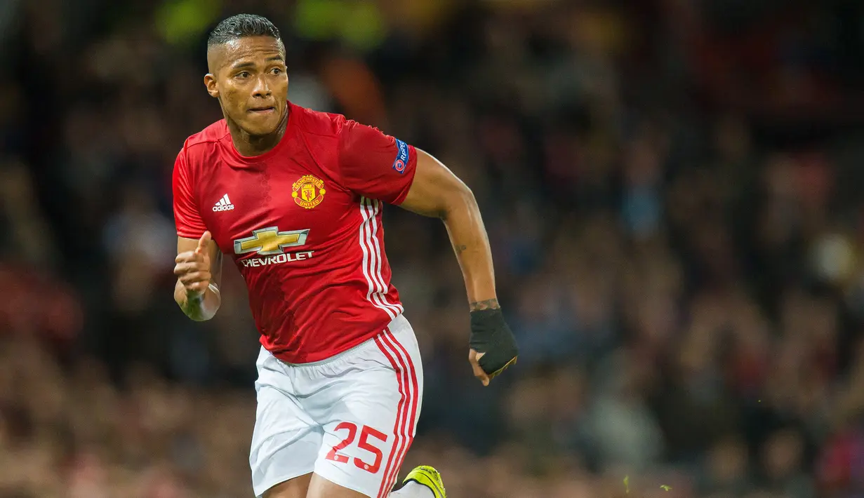 3. Antonio Valencia (Bek) - Pria berusia 33 tahun itu direkrut Sir Alex Ferguson dari Wigan Athletic pada musim panas 2009. Kedatangannya untuk menggantikan posisi sayap kanan yang ditinggalkan Cristiano Ronaldo ke Real Madrid. (EPA/Peter Powell)