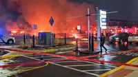 Rekaman video ini milik @lika_449 menunjukkan kebakaran, kepulan asap, dan petugas tanggap darurat setelah sebuah pesawat kecil jatuh di sebuah lingkungan di Philadelphia Timur Laut, Pennsylvania pada tanggal 31 Januari 2025. (Dok: AFP)