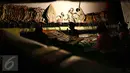 Salah satu personel sanggar seni tradisional Gong Si Bolong (Pusaka Jaya) berperan dalam Pentas pewayangan di sebuah acara pernikahan di kawasan Depok, 15 Januari 2017. (Liputan6.com/Helmi Afandi)