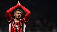 Pemain AC Milan, Santiago Gimenez menolak merayakan golnya ke gawang Feyenoord dalam laga leg 2 play off Liga Champions 2024/2025 di San Siro, Milan, Italia, Rabu (19/02/2025) dini hari WIB. (AFP/Piero Cruciatti)