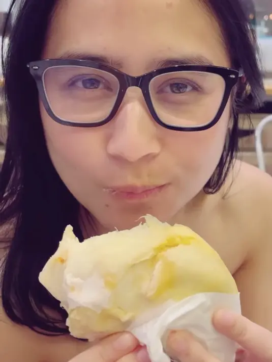 Prilly juga mengenakan atasan strapless motif garis. Dengan wajah polos tanpa makeup, Prilly pun mengenakan kacamatanya. [@prillylatuconsina96]