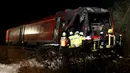 Petugas pemadam mencari masinis yang hilang usai sebuah kereta bertabrakan dengan truk milter di persimpangan kereta api di Freihung, Jerman, Kamis (5/11). Sedikitnya satu orang tewas dan beberapa lainnya terluka. (REUTERS / Michaela Rehle)