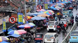 Beberapa angkutan kota (angkot) tampak mengetem menunggu penumpang. Kondisi ini tentu saja sering membuat antrian kendaraan yang akan melintas menjadi macet (Liputan6.com/Andrian M Tunay)