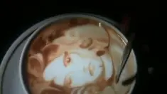 Ayo belajar melukis dalam secangkir kopi seperti Chris Philips ini.