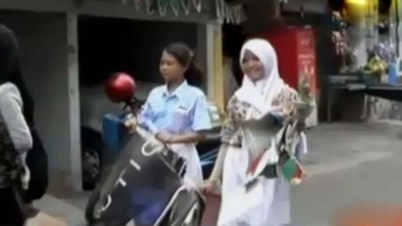 Takut Bahaya Rokok, Siswa SMP Copot Iklan Rokok 