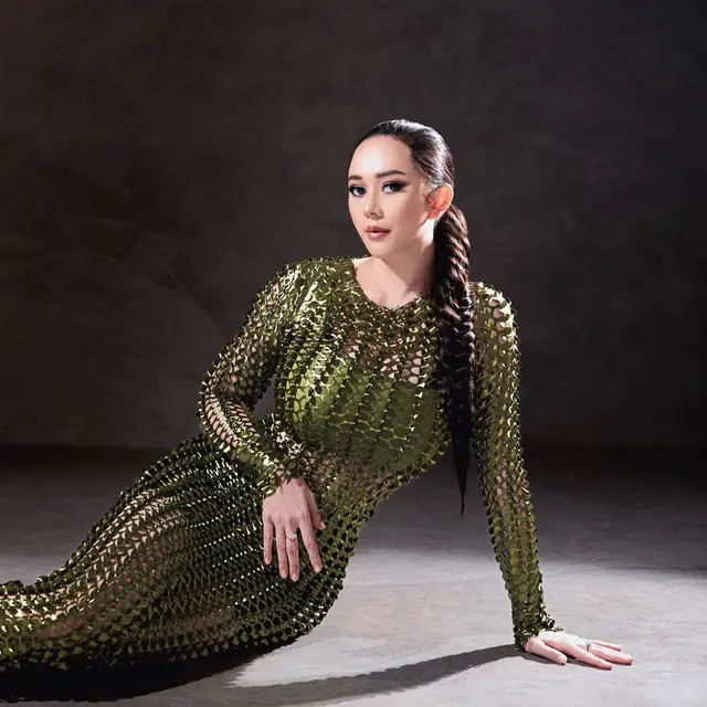 Lekuk tubuh Aura Kasih bak gitar Spanyol yang selalu bikin iri