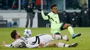 Bek Juventus, Andrea Barzagli (kiri) berebut bola dengan gelandang Manchester City pada laga Grup D Liga Champions di Juventus Stadium, Turin, Italia, Kamis (26/11).  Juventus menang atas City dengan skor 1-0. (Reuters/Andrew Couldridge)