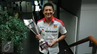 Pebalap Indonesia yang turun di ajang GP2 Series, Rio Haryanto saat mengunjungi SCTV Tower di bilangan Senayan, Jakarta, Jumat (31/7/2015). Senyum Rio Haryanto mengembang saat memamerkan piala. (Liputan6.com/Helmi Fithriansyah)