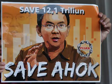 Massa dari Pijar Indonesia membentangkan poster saat aksi save Ahok di teras Balaikota Jakarta, Selasa (3/3/2015). Mereka mendukung Ahok untuk membongkar dan menyeret ke meja hijau mafia anggaran di DPRD DKI Jakarta. (Liputan6.com/Johan Tallo)