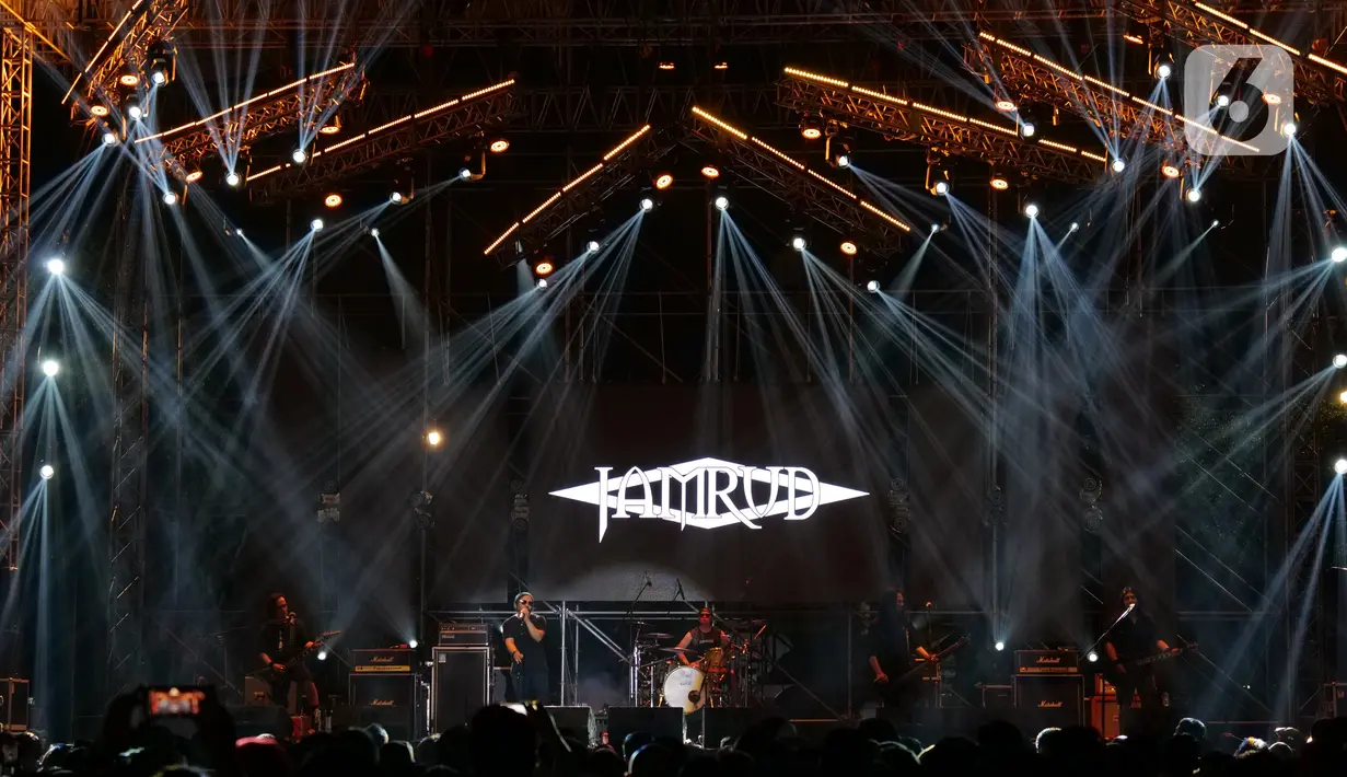 Grup band rock Jamrud beraksi dalam konser musik The 90's Festival di Jakarta, Sabtu (23/11/2019). Ada delapan lagu yang dibawakan Jamrud 90’s Festival Day 1, diantaranya Surti Tejo, Pelangi di Matamu, Selamat Ulang Tahun, dan ditutup dengan lagu Putri. (Liputan6.com/Herman Zakharia)