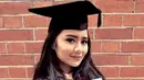Lihat betapa cantiknya Gita Gutawa saat lulus S2 di London School Economics and Political Science. (Foto: instagram.com/gitagut)