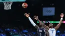 Pebasket Amerika Serikat, LeBron James (kiri) melakukan lay up dibayangi pebasket Prancis, Guerschon Yabusele pada pertandingan final Olimpiade Paris 2024 yang berlangsung di Bercy Arena, Paris, Prancis, Minggu (11/08/2024) dini hari WIB. (AFP/Aris Messinis)