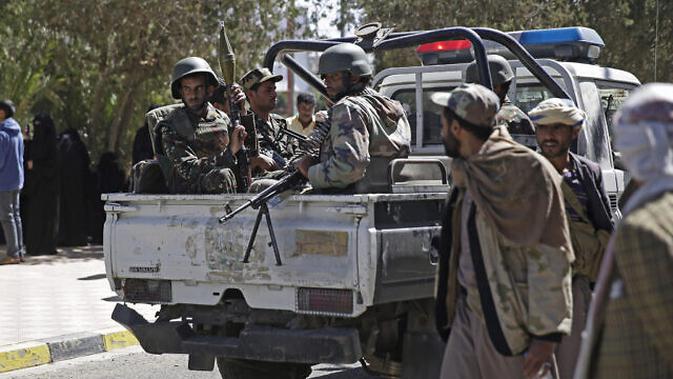Tentara Yemen ketika sedang melakukan pengawasan ketat. (Source: Hani Mohammed/ AP)