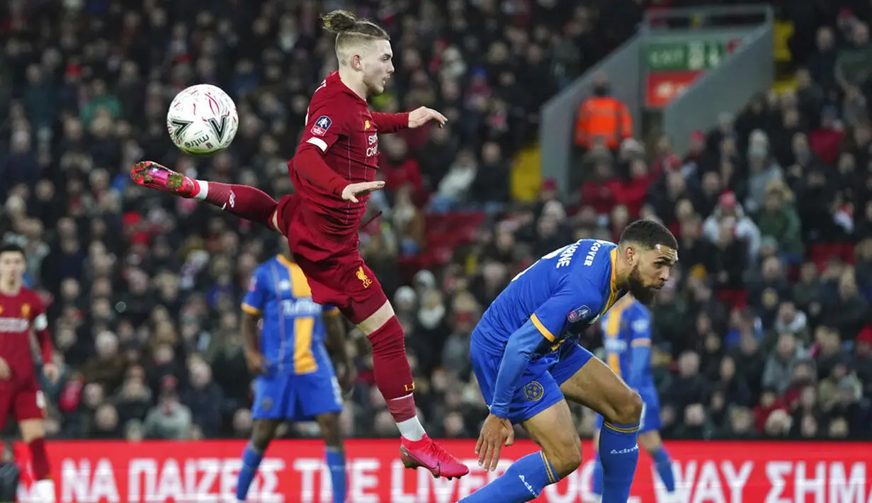 Pemain Liverpool, Harvey Elliott, berebut bola dengan pemain Shrewsbury Town, Scott Golbourne, pada laga Piala FA di Stadion Anfield pada Rabu (5/2/2020). Pasukan muda Liverpool menang tipis 1-0 atas Shrewsbury Town. (AP/Jon Super)