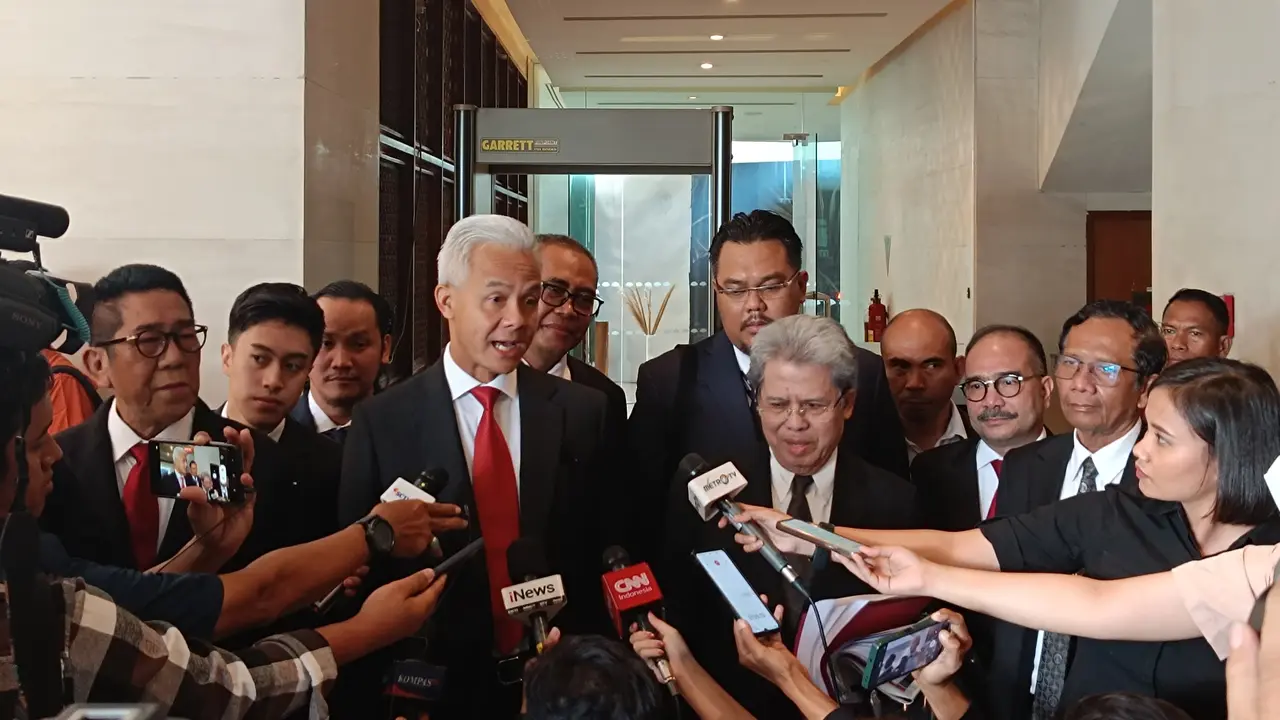 Ganjar Pranowo dan Mahfud Md menghadiri sidang perdana sengketa Pilpres 2024 di MK