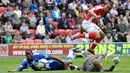 Pemain Arsenal, Theo Walcott mencetak gol ke gawang Wigan pada laga Liga Inggris di Stadion DW, Minggu (18/4/2010). Walcott kerap melewati pemain bertahan dengan mengadu kecepatan. (AFP Photo/Andrew Yates)