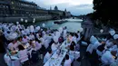Suasana di acara "Diner en Blanc" edisi ke-29 di Paris, Kamis (8/6). Ada sekitar 35.000 orang yang masuk dalam daftar tunggu dan akhirnya tak bisa mengikuti acara. (AFP PHOTO / Thomas SAMSON)