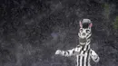 Maskot Juventus "Jay" bermain salju di Allianz Stadium di Turin, Italia, (25/2). Italia saat ini sedang dilanda cuaca ekstrem yang dianggap jadi puncaknya musim dingin sebelum peralihan musim semi. (AFP Photo/Alberto Pizzoli)