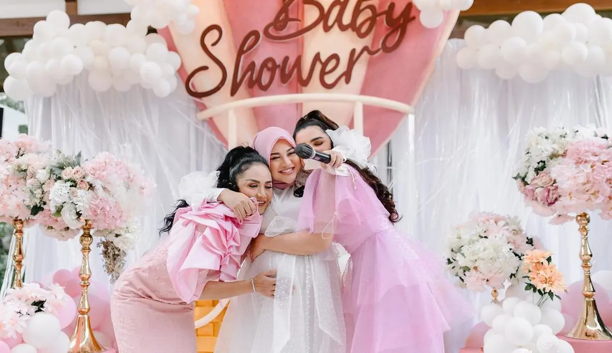 Gelar baby shower anak pertama, begini penampilan kompak Ashanty dan Kris Dayanti dalam balutan outfit serba pink. [@ashanty_ash/@krisdayantilemos/@aurelie.hermansyah]