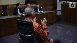 Terdakwa kasus dugaan suap proyek PLTU Riau-1, Sofyan Basir menjalani sidang pembacaan putusan di Pengadilan Tipikor, Jakarta, Senin (4/11/2019). Mantan Direktur Utama PT PLN tersebut divonis bebas oleh majelis hakim. (Liputan6.com/Faizal Fanani)