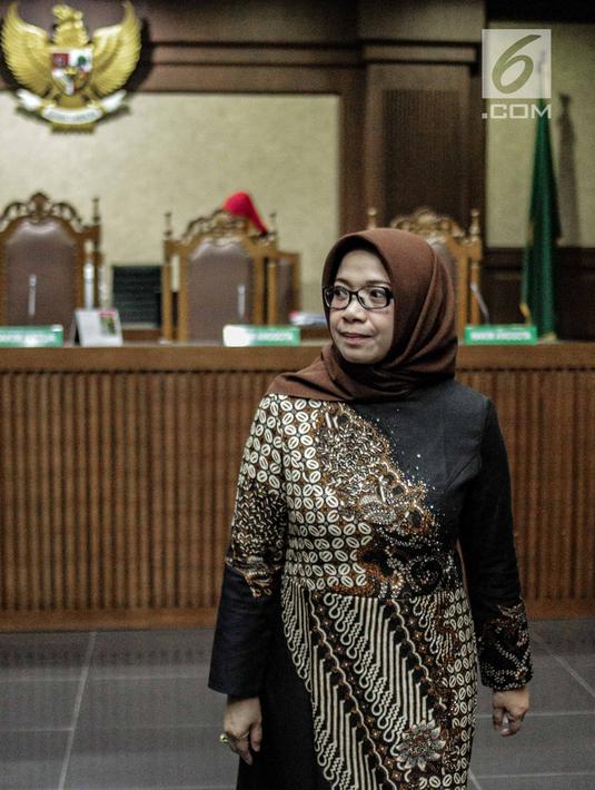 Terdakwa kasus suap proyek pembangunan PLTU Riau-1 Eni Maulani Saragih seusai sidang putusan di Pengadilan Tipikor, Jakarta, Jumat (1/3). Selain pidana penjara, hakim juga mencabut hak politik Eni Saragih selama tiga tahun. (Liputan6.com/Faizal Fanani)