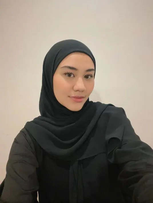 Penampilan Aaliyah Massaid kembali mencuri perhatian. Ditengah kabar kedekatannya dengan Thariq Halilintar, anak pertama penyanyI Reza Artamevia kerap menarik perhatian. Aaliyah juga sering mengenakna busana muslim lengkap dengan hijab. [Instagram/aaliyah.massaid]