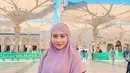 Tiba di Masjid Nabawi, Prilly tampak mengenakan gamis dan hijab berbahan crinkle warna ungu muda. [@prillylatuconsina96]