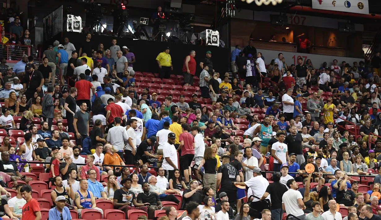 Penonton meninggalkan lapangan setelah gempa bumi selama pertandingan antara New Orleans Pelicans melawan New York Knicks di Las Vegas, Nevada (5/7/2019). Pusat gempa terletak di dekat Kota Ridgecrest, Negara Bagian California AS, sekitar 100 mil dari Los Angeles.  (AFP Photo/Ethan Miller)