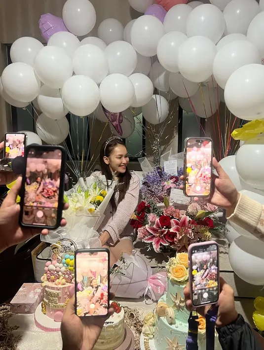"Terima kasih untuk semua keluargaku syg atas kejutannya malam kemarin selamat bgt pokoknya😍yeeaaaa ini ulang tahunku 🎀 🪅 sayang kalian......," tulis ayutingting92 membagikan beberapa potretnya. [Instagram/ayutingting92]