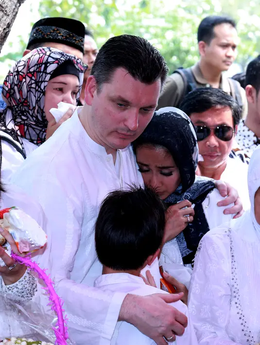 Suasana pemakaman ibu dari Maudy Koesnaedi (Wimbarsana/bintang.com)