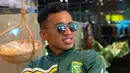 Beberapa momen, pencetak 8 gol dari 26 laga tersebut juga sangat trendi dengan kaca mata yang dikenakannya. Ditambah, senyum manis yang ditunjukkan Irfan, menunjukkan ia sangat menikmati saat-saat santai di luar lapangan. (Liputan6.com/IG/@irfanjayaij41)