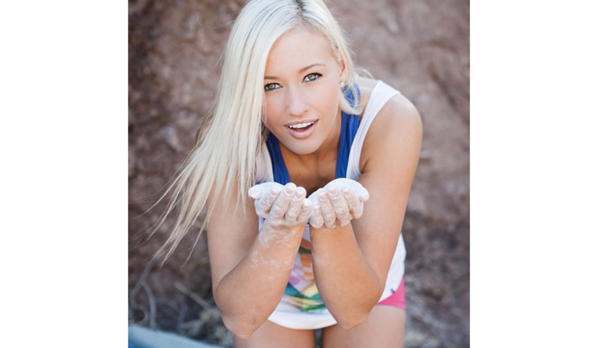 Sierra Dominique Blair-Coyle adalah atlet panjat tebing profesional asal Arizona, Amerika Serikat. (Bola.com/Instagram)