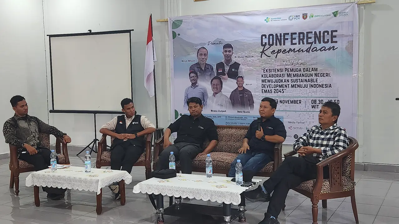 Dompet Dhuafa gelar kegiatan bertema 'Eksistensi pemuda dalam kolaborasi membangun negeri, mewujudkan sustainable development menuju Indonesia Emas 2045', dilaksanakan di aula kantor Kecamatan Banda, Maluku Tengah. (Liputan6.com/Dicky Agung Prihanto)