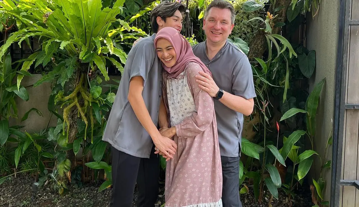 <p>Pada Lebaran kali ini, Maudy Koesnaedi tampak mengenakan gamis bernuansa senada dengan hijabnya.&nbsp; (Foto: Instagram/ Maudy Koesnaedi)</p>