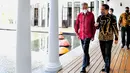 Setelah menyampaikan pernyataan pers bersama dan sebelum melakukan jamuan santap siang, Presiden Joko Widodo (kanan) dan PM Singapura Lee Hsien Loong berjalan bersama di The Shancaya Resort Bintan, Bintan, Kepulauan Riau, Selasa (25/1/2022). (Laily Rachev/Biro Pers Setpres)