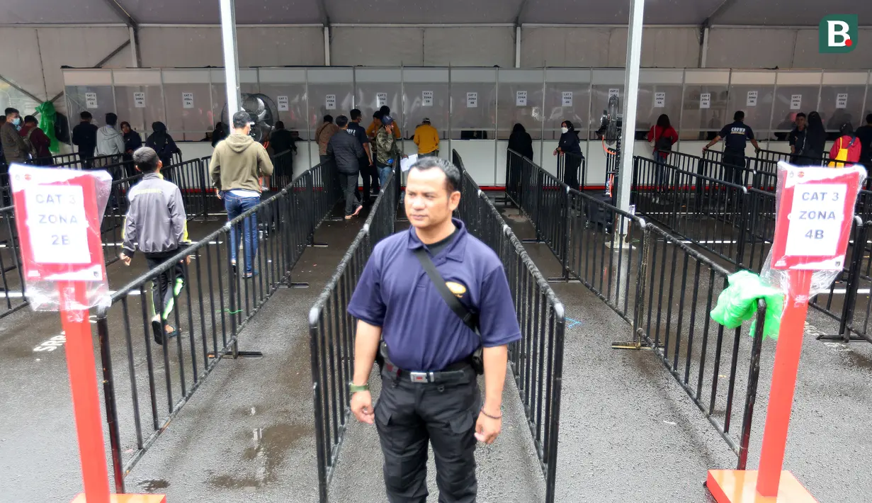 Suasana booth penukaran tiket laga FIFA Matchday Timnas Indonesia melawan Argentina yang terletak di Gedung Serba Guna Senayan, Jakarta, Jumat (16/06/2023). Penukaran tiket Timnas Indonesia Vs Argentina dimulai pukul 10.00-17.00 WIB hingga hari Senin (19/06/2023) siang. (Bola.com/Bagaskara Lazuardi)