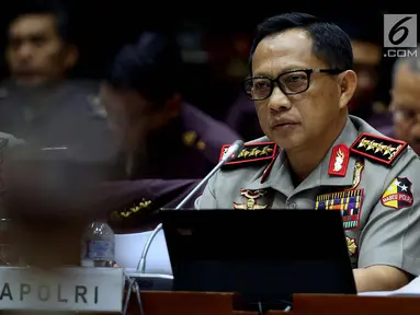 Kapolri Jendral Pol Tito Karnavian mengikuti rapat dengar pendapat umum (RDPU) dengan Komisi III DPR, Jakarta, Rabu (12/10). RDPU membahas koordinasi Polri dengan penegak hukum lainnya, pembentukan densus tipikor. (Liputan6.com/Johan Tallo)