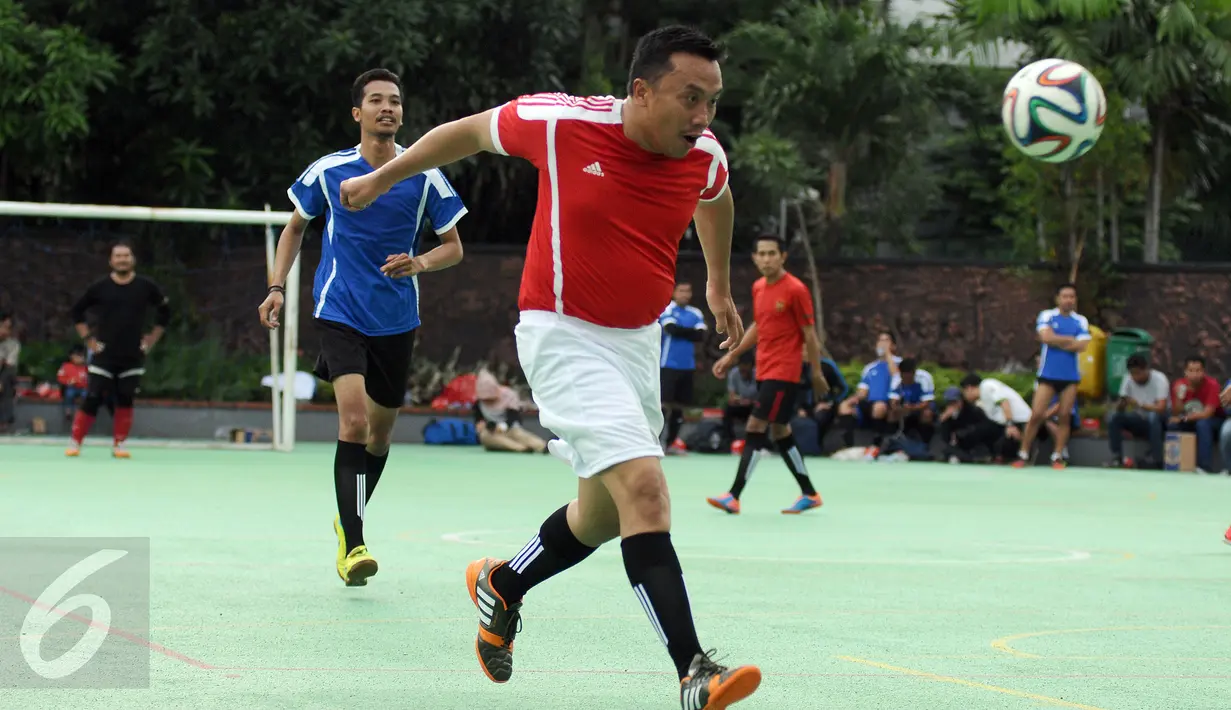 Menpora Imam Nahrawi (kanan) mencoba menyundul bola saat bermain futsal dengan wartawan di Lapangan Kemenpora, Jakarta, Jumat (10/2). Laga futsal ini untuk memeriahkan Hari Pers Nasional 2017 di lingkungan Kemenpora. (Liputan6.com/Helmi Fithriansyah)