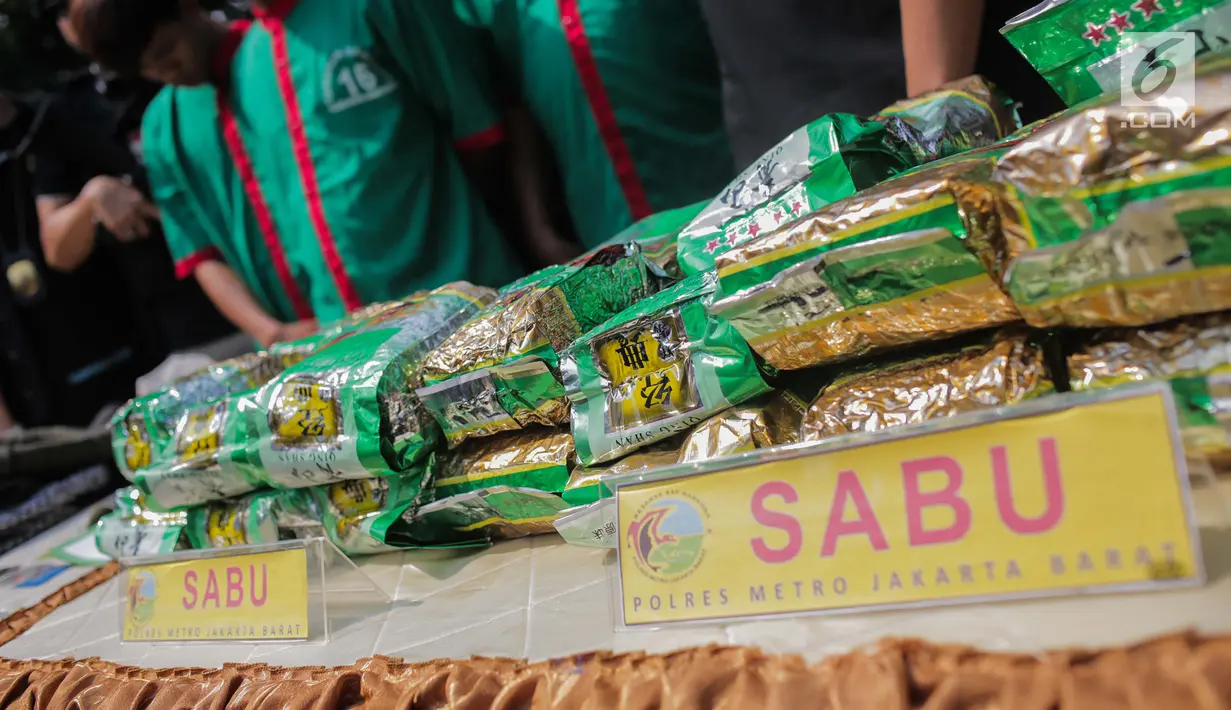 Barang bukti sabu diperlihatkan saat rilis kasus narkotika jaringan Internasional Malaysia-Indonesia di Polres Jakarta Barat, Selasa (16/7/2019). Sejumlah barang barang bukti diantaranya 30 paket besar jenis sabu denga berat Brutto 30.000 Gram berhasil diamankan. (Liputan6.com/Faizal Fanani)
