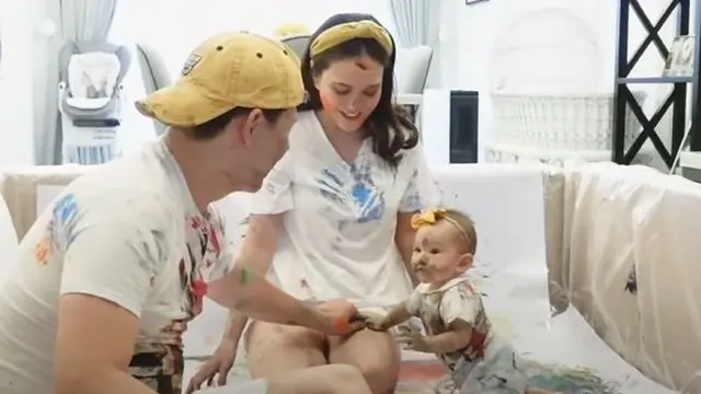 6 Momen Seru Claire Anak Shandy Aulia Main Finger Paint, Penuh Cat Bikin Gemas